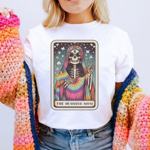 Gratis mam knuffels, Mom Pride-shirt, Pride-outfit, LGBTQ-shirt, queer shirt, Pride Month-T-shirt, mensenrechtenshirt, Gay Pride-shirt, Trans Pride