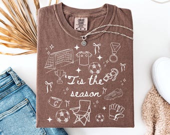 Tis the Season voetbalshirt moeder, Comfort Colors® voetbalseizoen-T-shirt, grafisch T-shirt sportmoeder, Moederdagcadeau