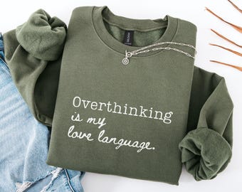 Lustiges Angst Sweatshirt, Überdenken ist meine Liebessprache, introvertiertes Humor Sweatshirt, gemütliches sarkastisches Mental Gesundheit Shirt Geschenk