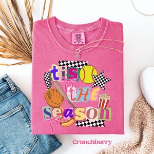 Maglietta Comfort Colors® Tis The Season Softball Mom, maglietta alla moda per ragazze appassionate di softball, regalo per la mamma di una giocatrice di softball, maglietta per il giorno della partita, regalo per la festa della mamma