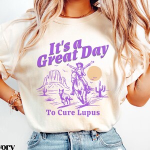 Lupus Shirt für Frauen, Lupus Bewusstsein Tshirt, unsichtbare chronische Krankheit Geschenk, lila Band Shirt, Lupus Kämpfer T-Shirt, Lupus Krieger Shirt