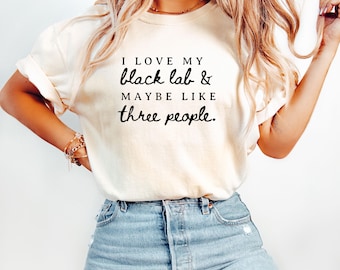 Ich liebe mein schwarzes Labrador Shirt, lustiges Hundeliebhaber T-Shirt, Labrador Besitzer Geschenk, Grafik TShirt für Frauen, introvertiertes Shirt, süßes Haustier Humor Hund Mama Shirt