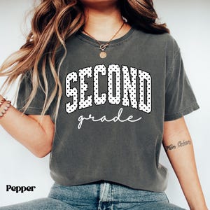 Camiseta de lunares para maestra de segundo grado, camiseta Comfort Colors® para maestra de primaria, camiseta de regreso a clases para maestra de segundo grado, regalo para maestra nueva