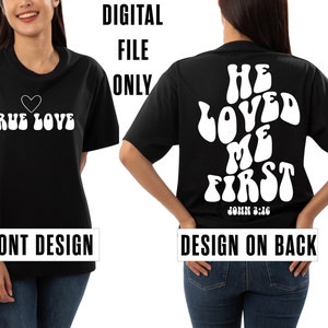 Puede incluir: Camiseta negra con un corazón blanco y el texto "True Love" en la parte delantera. La parte posterior de la camiseta tiene texto blanco que dice "He Loved Me First" con la referencia bíblica "John 3:16" debajo.