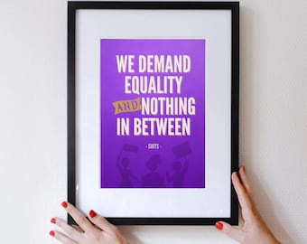 Op de afbeelding: Een ingelijst afdruk met een paarse achtergrond en witte tekst die "We demand equality and nothing in between - SUFFS -" luidt, met een silhouet van drie mensen die borden vasthouden.