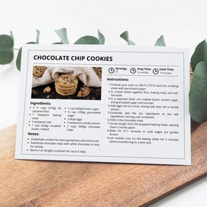 Könnte beinhalten: Eine druckbare Rezeptkarte für Schokoladenkekse mit einem Foto von Schokoladenkeksen auf einer weißen Oberfläche. Das Rezept enthält Zutaten, Anweisungen und Hinweise. Die Karte hat einen weißen Hintergrund mit schwarzem Text.