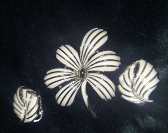 Vintage blanco plata tono corona Trifari estriado esmalte floral broche y pendiente