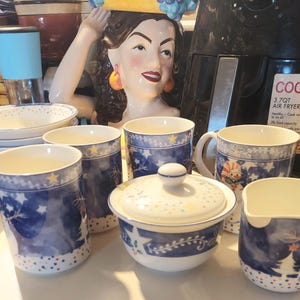 Epoch By Noritake 4 julmuggar med snögubbe och grädde och sockerskål