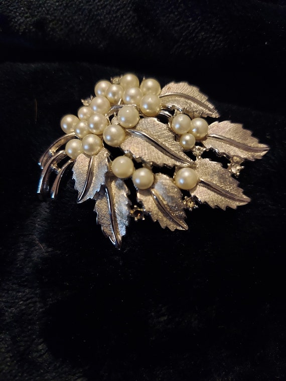 Beautifully Detailed Vintage CROWN TRIFARI Faux P… - image 7