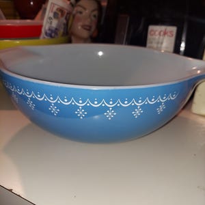 Vintage Pyrex Blue Snowflake Garland Cinderella Mixing Bowl ~4 Qt