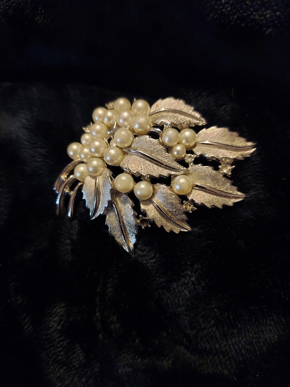 Beautifully Detailed Vintage CROWN TRIFARI Faux P… - image 3