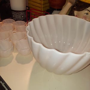 Hazel Atlas Milchglas Bowle mit 12 Tassen--Vintage / selten