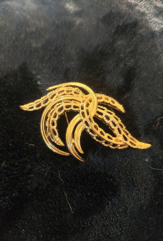 Beautiful Vintage Trifari Gold Textured Brooch Pin