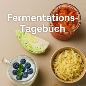 Może przedstawiać: Układ płaski fermentowanych produktów spożywczych, w tym słoik kimchi, miska kiszonej kapusty, szklanka jogurtu z borówkami i butelka mleka. Tekst "Fermentations-Tagebuch" jest napisany na białym tle na beżowym tle.