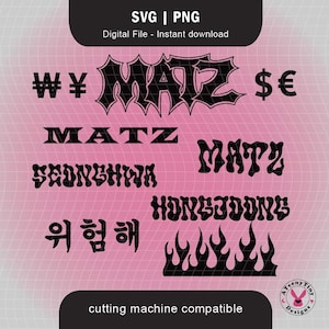 Può includere: Un download digitale di un set di file SVG e PNG in bianco e nero che presentano il nome "MATZ" in vari stili, tra cui un font gotico, un font ondulato e un font a blocchi. Il set include anche le parole coreane "위험해" e "SEONGBINA" in un font stilizzato, nonché il nome "HONGJDONG" in un font ondulato. Il set include anche simboli di valuta per il dollaro americano, l'euro, lo yen giapponese e il won sudcoreano.