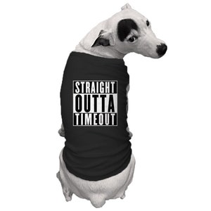 Peut inclure: Un t-shirt noir pour chien avec du texte blanc qui dit "STRAIGHT OUTTA TIMEOUT".
