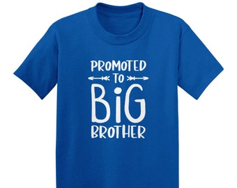 Zum Big Brother gefördert - Kinder Baumwoll T-Shirt - Schwangerschaft Ankündigung Gender Reveal Party Neugeborene Baby Familie älterer Bruder