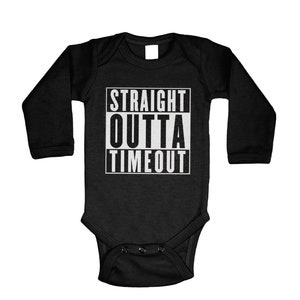 Peut inclure: Combinaison bébé à manches longues noire avec un motif blanc qui dit "STRAIGHT OUTTA TIMEOUT" dans une police de caractères audacieuse et en blocs.