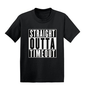 Peut inclure: T-shirt noir avec un motif blanc qui dit "STRAIGHT OUTTA TIMEOUT" dans une police de caractères audacieuse et en blocs.