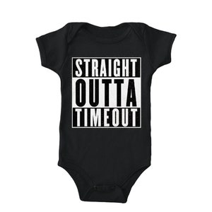Peut inclure: Combinaison noire pour bébé avec un motif blanc qui dit "STRAIGHT OUTTA TIMEOUT" dans une police de caractères audacieuse et en blocs.