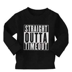 Peut inclure: T-shirt à manches longues noir avec un motif blanc qui dit "STRAIGHT OUTTA TIMEOUT" dans une police de caractères audacieuse et en blocs.