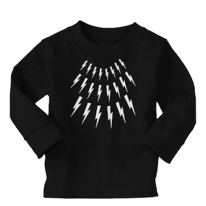 Puede incluir: Camiseta negra de manga larga con un patrón de rayos blancos en la parte delantera.