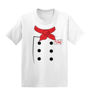 Puede incluir: Camiseta blanca con un diseño de uniforme de chef en blanco y negro. El diseño incluye una corbata de lazo roja y una etiqueta de nombre que dice "Le Chef".
