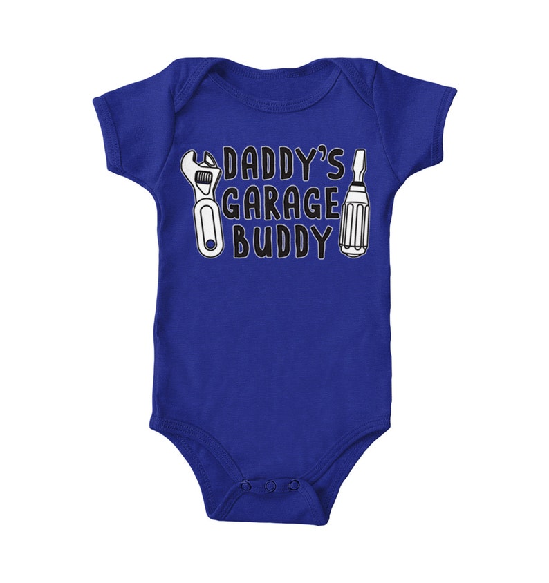 a baby bodysuit that says daddy's garage buddy