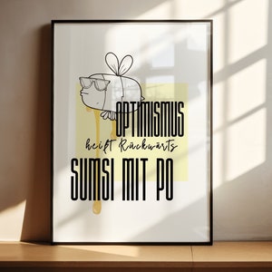 Può includere: Un poster incorniciato nero con un'illustrazione di cartone animato di un'ape che indossa occhiali da sole e gocciola miele. Il testo sul poster recita "OPTIMISM" e "heißt rückwärts SUMSI MIT PO".