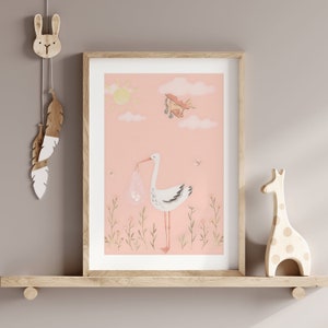 Zauberhafte Storch Baby Ankunft Poster - Rosa Kinderzimmer Wandkunst - Sanfte Pastell Dekoration - Sonniger Himmel & Blumen Illustration