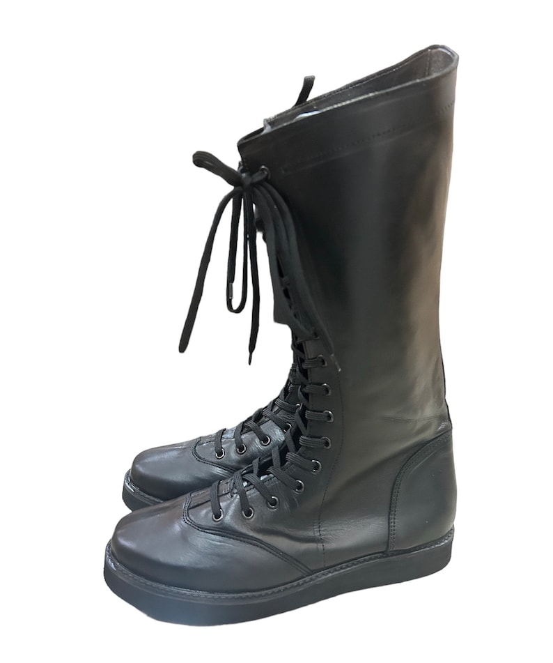 Puede incluir: Botas de cuero negro con cordones y suela gruesa.
