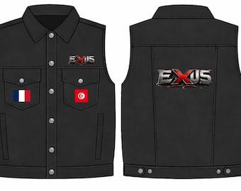 Può includere: Un gilet in denim nero con colletto, bottoni argentati e due tasche sul petto. La parte anteriore mostra il testo EXUS, una bandiera francese e una bandiera tunisina. Il retro presenta un grande logo EXUS con scritte metalliche argento e rosse.