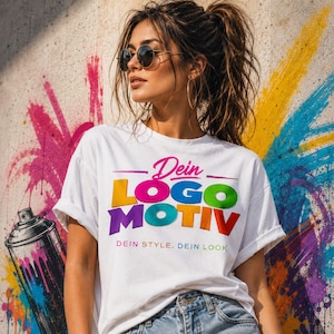 Könnte beinhalten: Ein weißes T-Shirt mit kurzen Ärmeln und dem farbenfrohen Schriftzug "Dein LOGO MOTIV" in großen Buchstaben, darunter der kleinere Text "DEIN STYLE. DEIN LOOK". Das Design verwendet eine lebendige Palette aus Pink, Gelb, Blau, Grün, Lila und Rot.