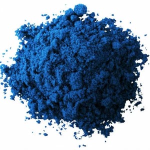 Peut inclure: Un tas concentré de poudre de pigment bleu profond et vibrant avec un aspect granuleux et texturé. La substance est entassée en un monticule arrondi, affichant des nuances variées de bleu cobalt intense sur sa surface inégale et friable.
