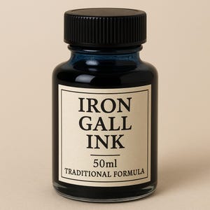Könnte beinhalten: Eine Glasflasche mit Eisengallustinte und einem schwarzen Deckel. Das Etikett zeigt "IRON GALL INK" über "50ml TRADITIONAL FORMULA". Die Tinte ist tiefblau, mit einem Fassungsvermögen von 50 ml.
