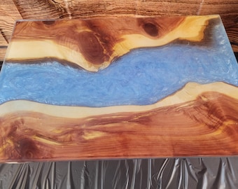 Handgefertigter Tisch aus rotem Zedernholz in Epoxyd Farbe mit Stahlbeinen