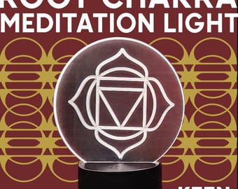 Puede incluir: Luz de meditación Root Chakra redonda e iluminada con un diseño geométrico blanco. La luz se asienta sobre una base negra, con el texto "ROOT CHAKRA MEDITATION LIGHT" en la parte superior. El fondo es rojo oscuro con patrones circulares dorados.