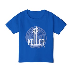 Peut inclure: Un t-shirt bleu royal avec un motif blanc d'une tranche d'arbre avec deux arbres à l'intérieur. Le texte "KELLER LUMBER COMPANY" est sous le motif.