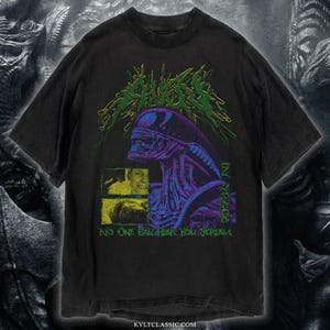 Könnte beinhalten: Ein schwarzes Kurzarm-T-Shirt mit einem Grafikdruck einer Xenomorph-Kreatur in Blau und Lila, mit grünem Text "IN SPACE NO ONE CAN HEAR YOU SCREAM" und einem kleinen eingefügten Bild eines Gesichts und eines dunklen Objekts.