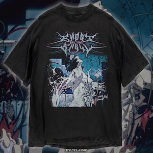 Könnte beinhalten: Schwarzes T-Shirt mit einem grafischen Design mit dem Text "Ghost in the Shell". Das Design zeigt eine Person mit ausgestreckten Armen und einem futuristischen Hintergrund in Blau und Weiß.