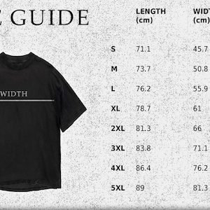 Op de afbeelding: Een zwart t-shirt naast een maattabel. De tabel bevat de maten S tot en met 5XL met de bijbehorende lengte-, breedte- en mouwlengtematen in centimeters. De t-shirtgrafiek toont lijnen die aangeven waar de hoogte, breedte en mouwlengte worden gemeten.