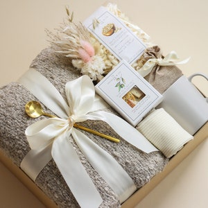 Caja de regalo para mujer, acogedora canasta de regalo con manta, taza, calcetines, caja de regalo de cuidado personal, paquete de cuidado, regalos para ella para cualquier ocasión