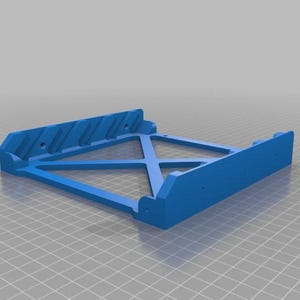 Peut inclure: Support bleu clair imprimé en 3D, de forme géométrique. Le support a un cadre rectangulaire avec une structure de support en forme de X au centre. Le bord supérieur présente des crêtes inclinées et des trous de montage.
