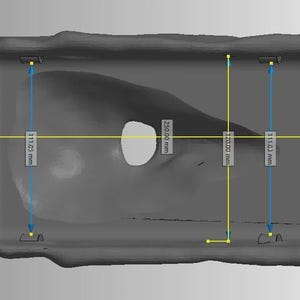 Pu&ograve; includere: Oggetto grigio renderizzato in 3D con forma rettangolare e un foro centrale. Le dimensioni sono indicate da linee gialle e blu, tra cui un'altezza di 111,03 mm e una larghezza di 120,00 mm. La lunghezza &egrave; di 250,00 mm.