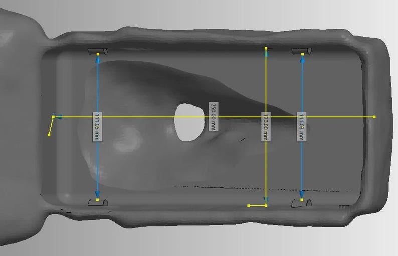 Pu&ograve; includere: Oggetto grigio renderizzato in 3D con forma rettangolare e un foro centrale. Le dimensioni sono indicate da linee gialle e blu, tra cui un'altezza di 111,03 mm e una larghezza di 120,00 mm. La lunghezza &egrave; di 250,00 mm.