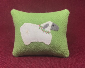Kit; sweet sheep bowl filler wool applique kit pattern penny rug wool felt folk art candle mat
