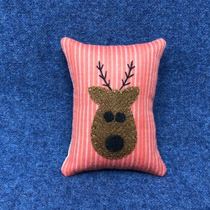 Kit; sweet little reindeer ornament/bowl filler wool applique kit wool felt pattern penny rug
