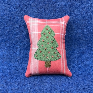 Kit; fun Christmas tree bowl filler/ornament wool applique kit wool felt pattern penny rug