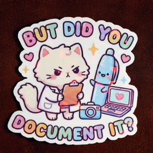 以下が含まれることがあります： 「BUT DID YOU DOCUMENT IT？」の文字が入った、白衣を着た漫画の猫がクリップボードを持っているステッカー。ペン、カメラ、ハートのアイコンが付いたノートパソコンなど、カラフルで遊び心のあるデザイン。