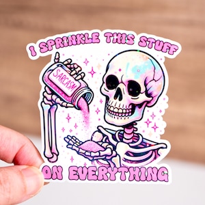 Ich streue dieses Zeug auf alles Aufkleber, Sarkasmus sarkastisches Zitat, wasserdicht, Erwachsener Humor Aufkleber, Aufkleber für Erwachsene, lustiges Skelett